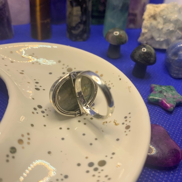 Flashy Striped Labradorite Oval Ring. .925 Sterling Plated. Size 6.5 - Picture 7 of 12